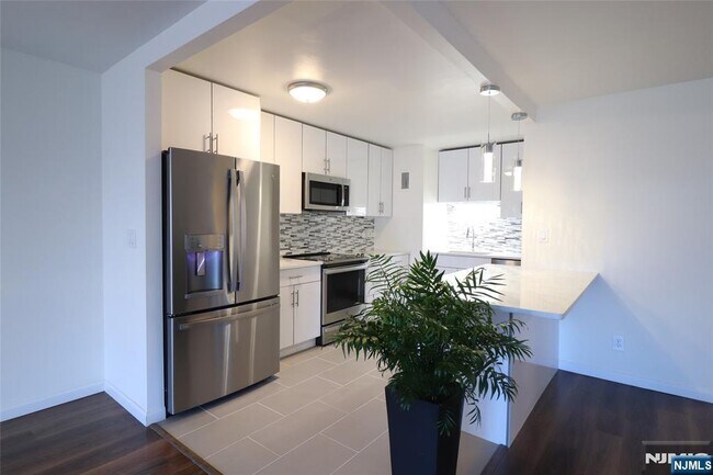 Building Photo - 1600 Center St