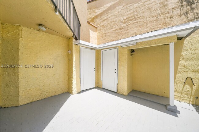 Building Photo - 9674 Fontainebleau Blvd