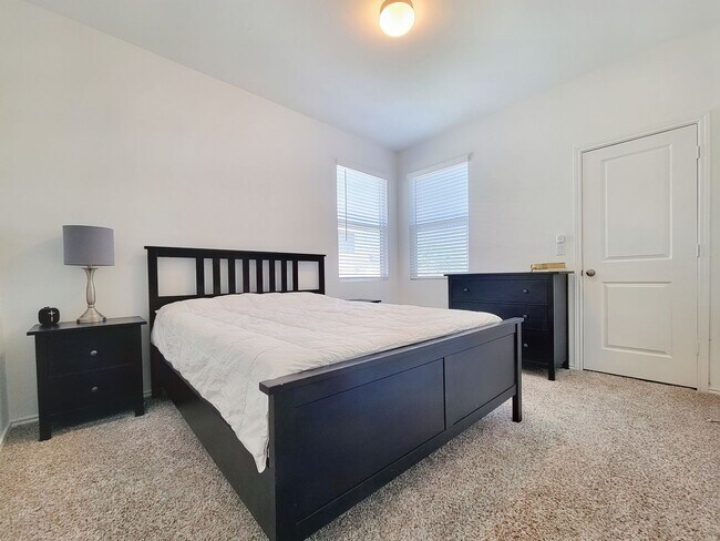 Building Photo - Spacious 4-Bedroom, 3-Bath Single-Family H...