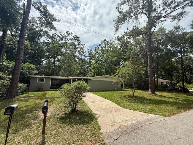 Building Photo - 3/2 in Fernwood Manor-FULLY FURNISHED