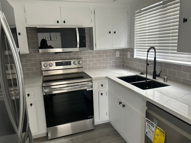 Kitchen - 1841 N Fuller Ave