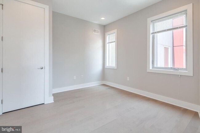 Building Photo - Northern Liberties Townhome with Parking