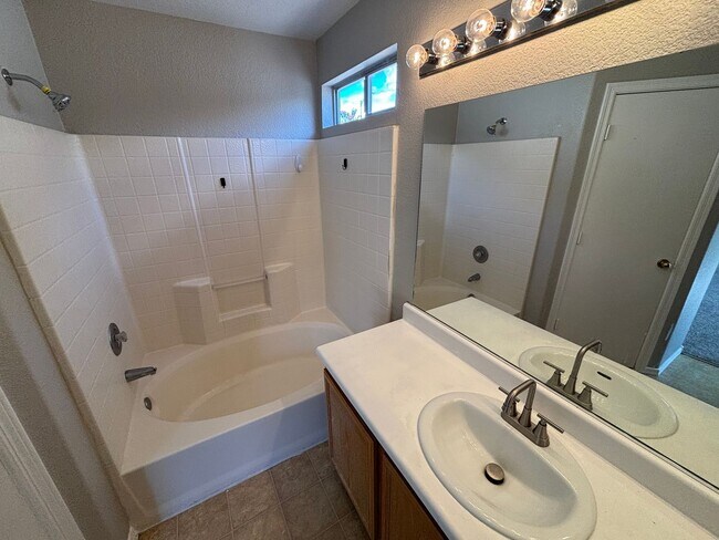 Building Photo - Gorgeous 3Bed/2Bath, 1-Story Home w/ Priva...