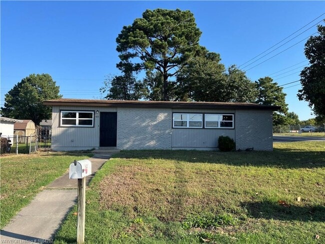 Primary Photo - 3 bed, 2 bath, House.