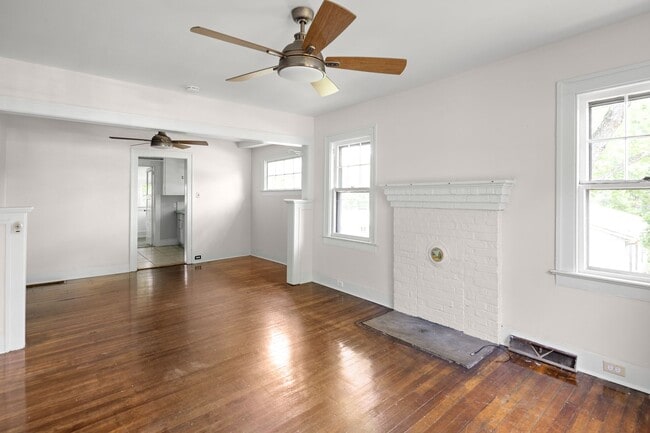 Building Photo - Cute Downtown Bungalow