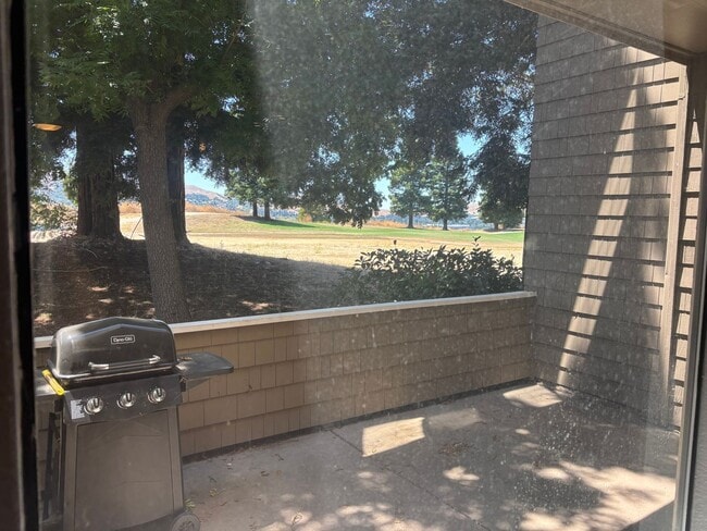 Building Photo - Gorgeous Two-Bedroom Condo with Golf Cours...