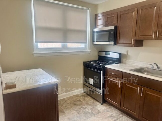 Building Photo - 910 E Sharpnack St