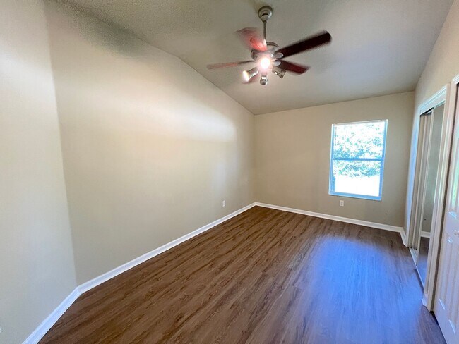 Building Photo - Huge 4 Bed 3 Bath 2 Car Townhome w FENCED YARD  for Rent!