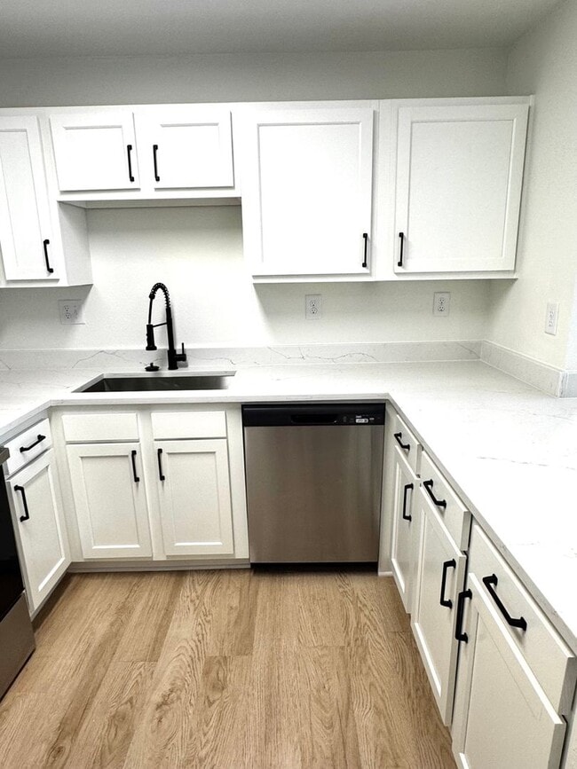 Building Photo - Fully Renovated 3BR/3BA Condo at Harper Flatts – Partially Furnished & Close to Auburn University!