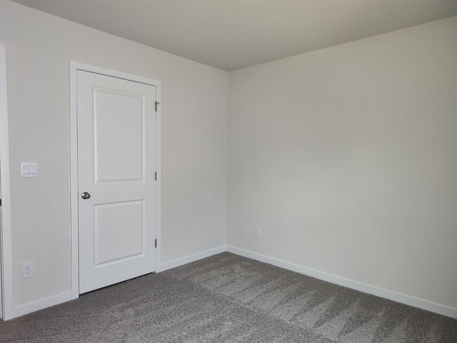 Building Photo - Beautiful home located in the Hamilton Woo...