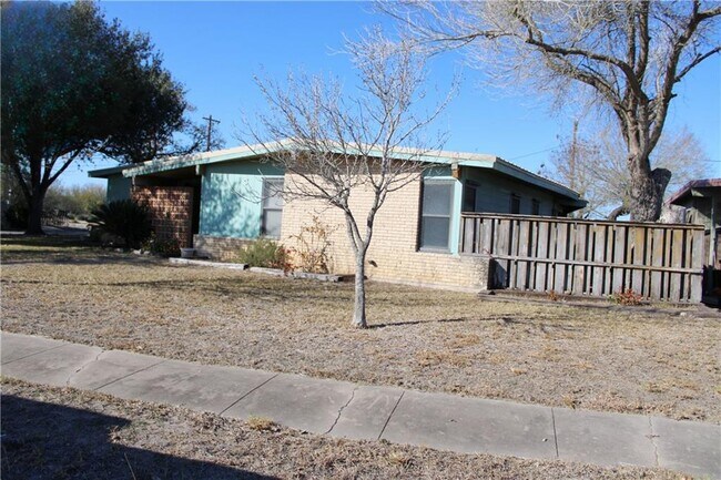 Building Photo - 740 Santa Clara Dr
