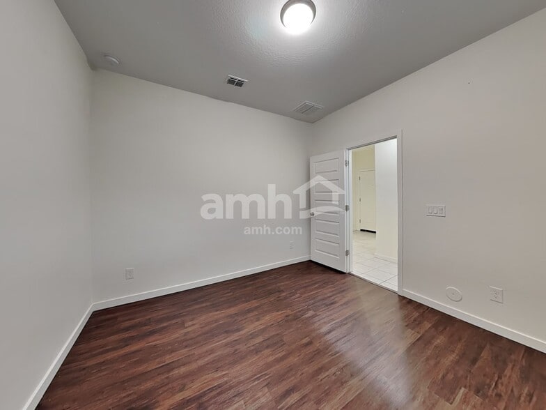 Building Photo - 701 W Micanopy Trl.