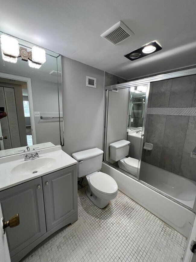 Building Photo - Spacious 2 Bedroom in Inverrary