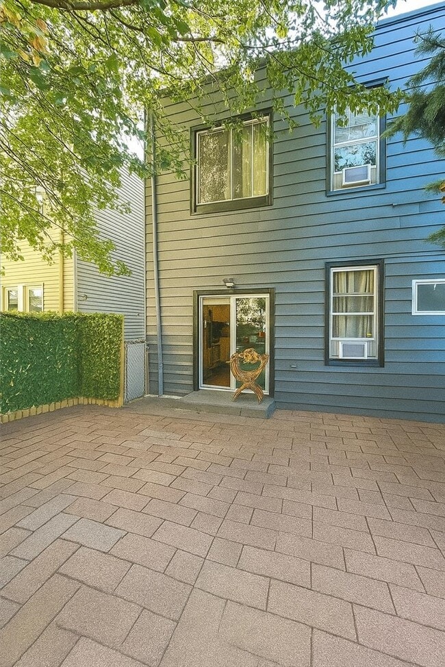 Building Photo - 162 Nelson Ave