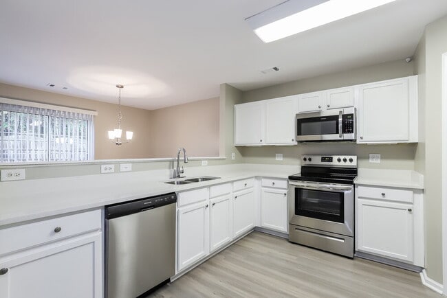 Building Photo - 2305 Mayfair Dr