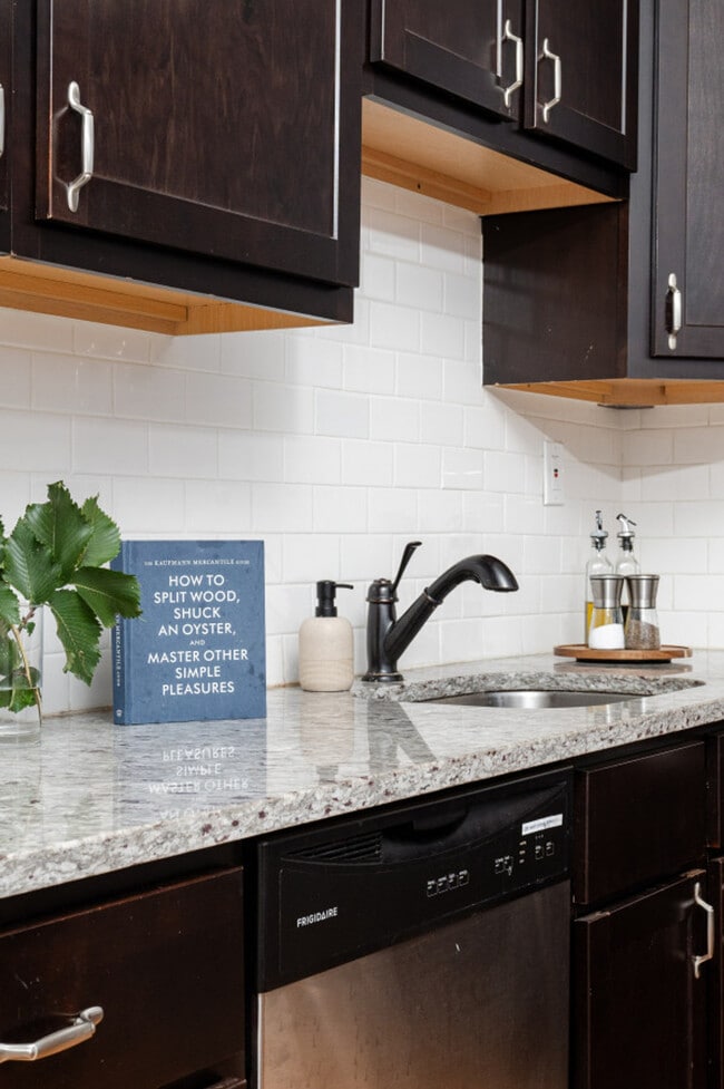 Building Photo - 906 N Damen Ave