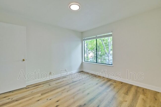 Building Photo - 2211 Latham St