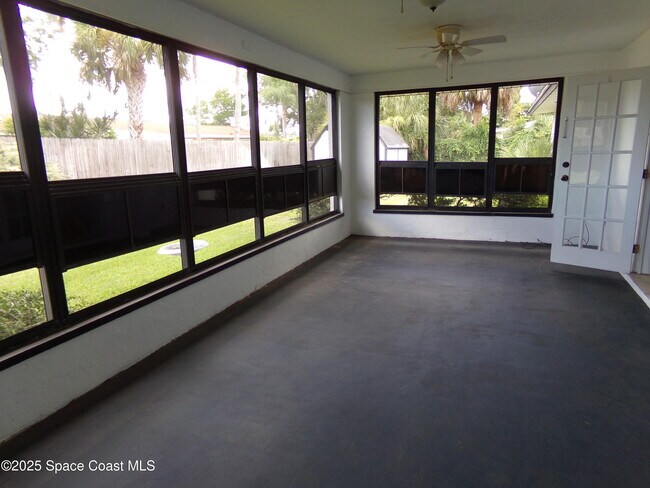Building Photo - 1131 Glenham Dr NE