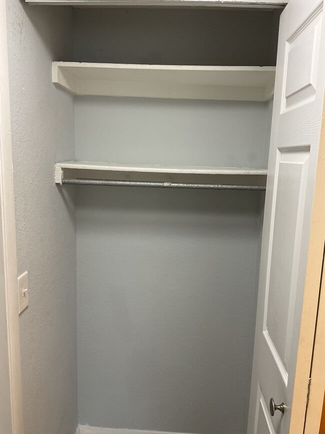 Building Photo - SPACIOUS ONE BEDROOM EASY APPROVAL