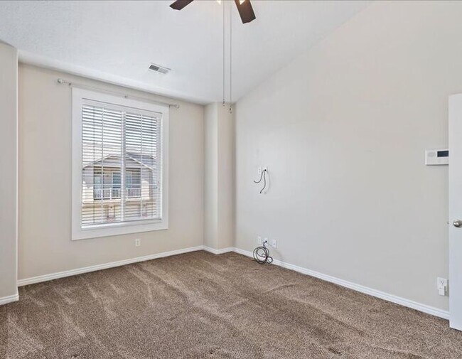 Building Photo - North Salt Lake Like New 2 bad, 2 bath 2 car garage