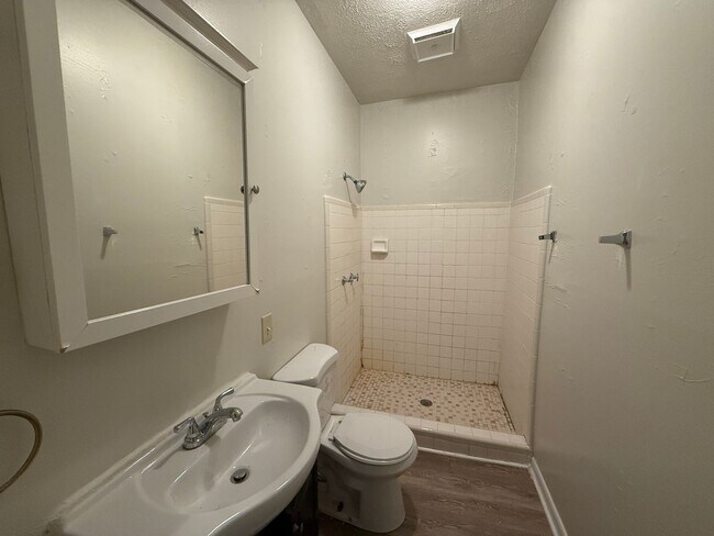 Building Photo - 329-2 Oldham Ave – Available August 2026