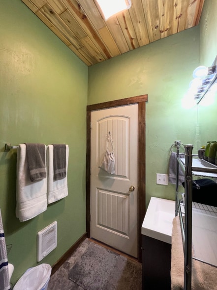 Building Photo - 411 W Quartz St