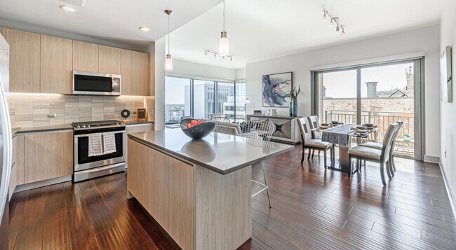 Building Photo - Luxury Living - Get 1 Month Free!