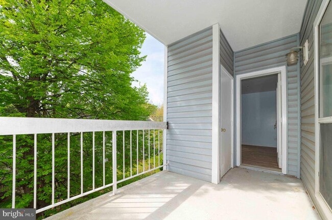 Building Photo - 3176 Summit Square Dr
