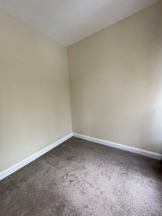 Building Photo - 733 N Wells St