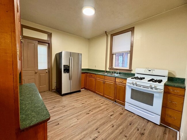 Building Photo - 3 Bedroom Single Family Home in Harrisburg!