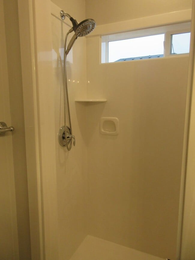 Building Photo - 3 bed 2.5 bath - Single Family Home in Crescent Hills