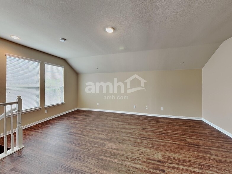 Building Photo - 1310 Golf Club Dr