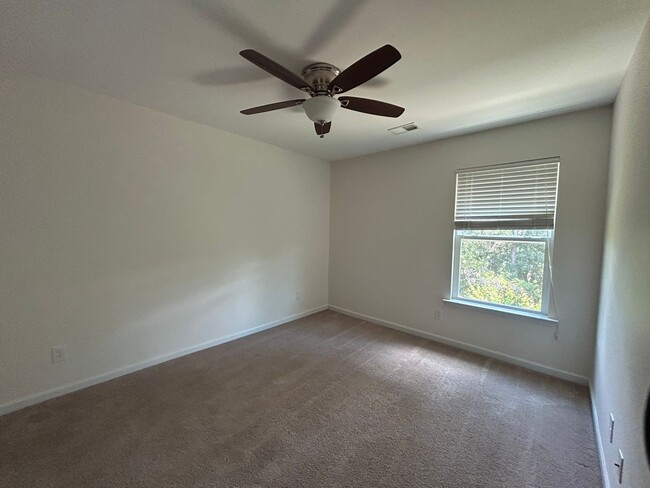 Building Photo - **HOLIDAY MOVE-IN SPECIAL: $300 OFF 1st MO...