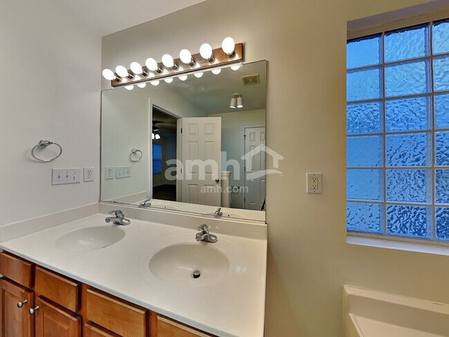 Building Photo - 5 Silverbrook Ct