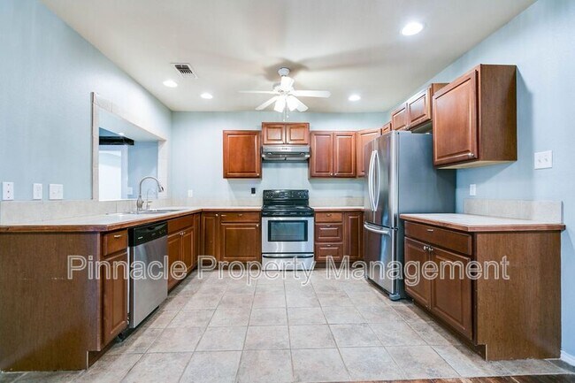 Building Photo - 2205 Live Oak St