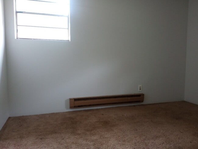 Building Photo - 3 Bedroom 1 Bathroom