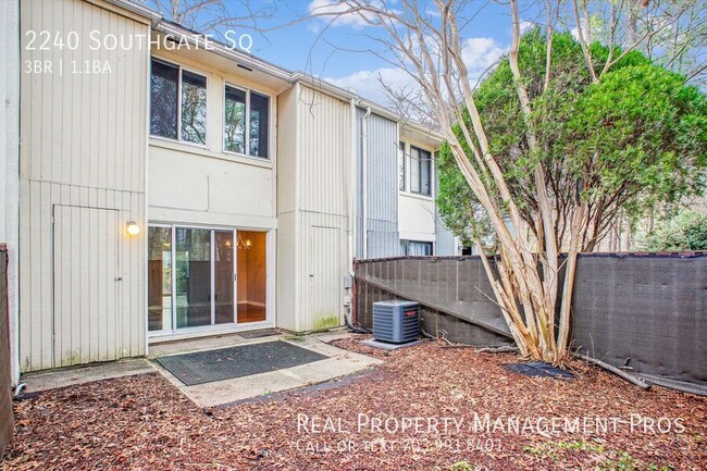 Building Photo - Charming 3 Bedroom Townhouse For Rent In T...