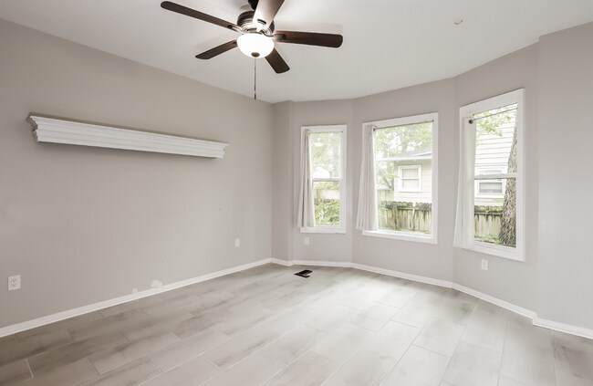 Building Photo - Don't miss out on this beautiful home!