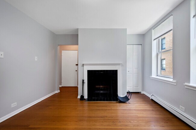 Building Photo - 626 W Waveland Ave