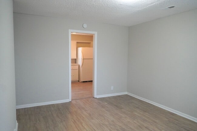 Building Photo - PRE-LEASING FOR BEGINNING OF JUNE