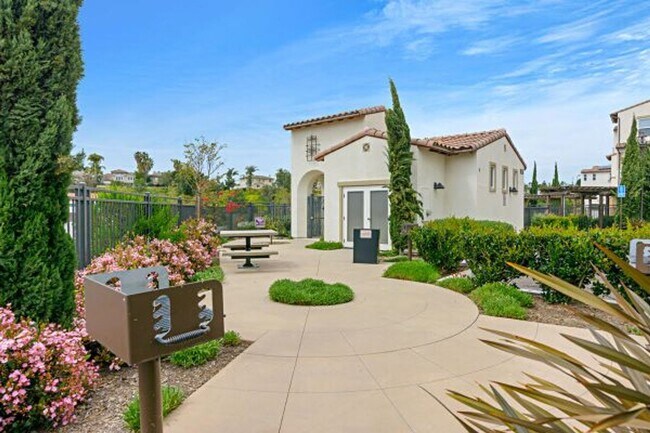 Building Photo - Beautiful 3B/3.5BA Townhouse in Carlsbad w...