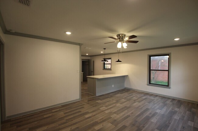 Building Photo - Tour Today! Updated 3 Bed 2 Bath Rental! S...