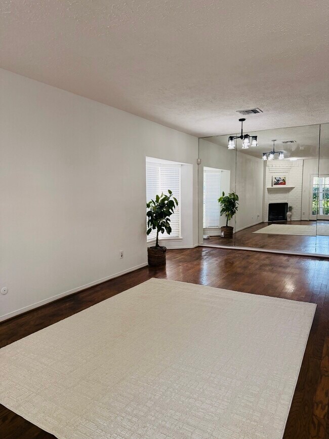 Building Photo - 2220 Bering Dr