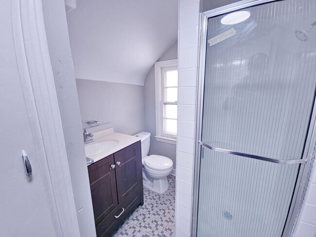 Building Photo - 5 Bedroom 2 Bathroom