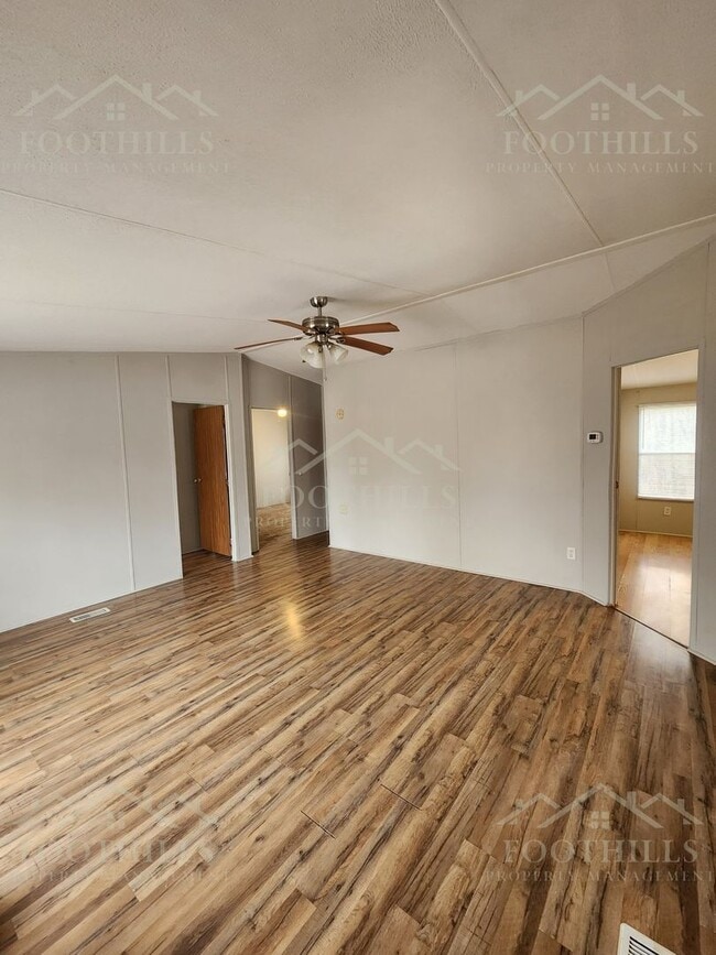 Building Photo - 924 Lebanon Rd