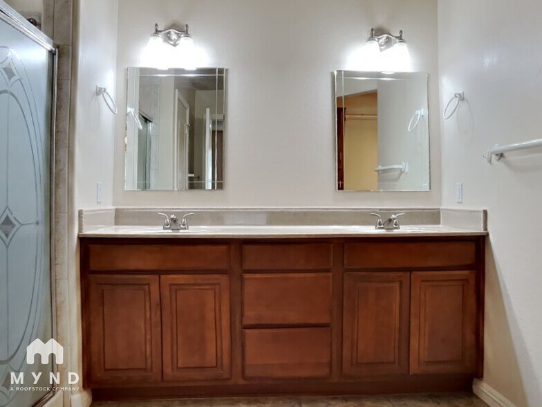 Building Photo - 14202 N Bolivar Dr