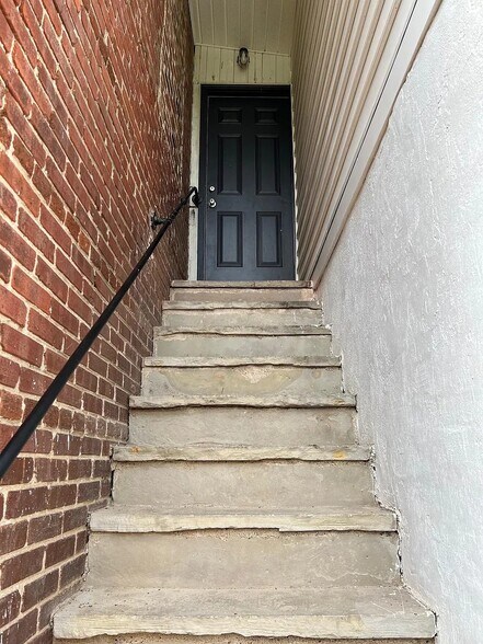 Building Photo - 206 S Chestnut St
