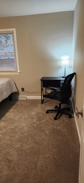 Building Photo - 948 White Oak Dr