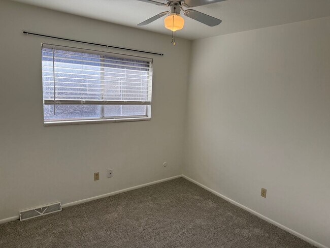 Building Photo - LARGE TOWNHOUSE IN CENTENNIAL!!!