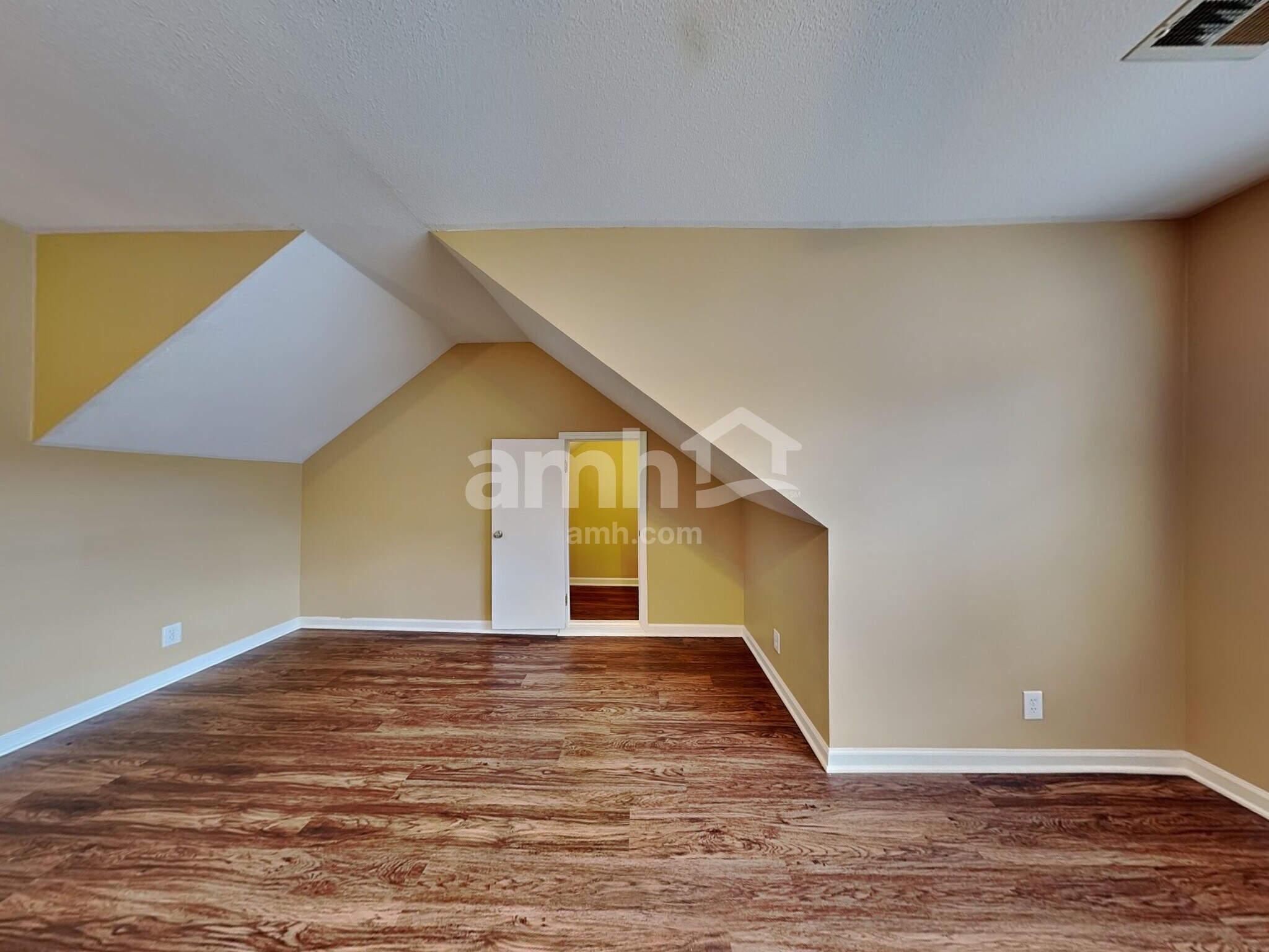 Building Photo - 1004 Hendricks Ct